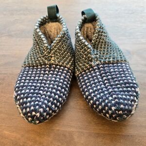 Bombas Green Knit Slippers with Orange Accents Size 5-7